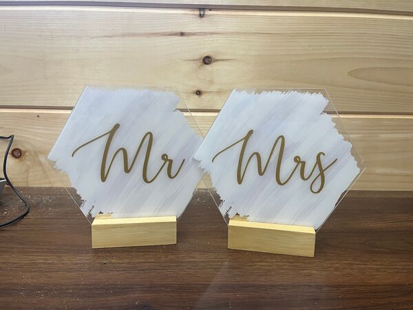 Wooden Mr & Mrs — 6" — 1 available